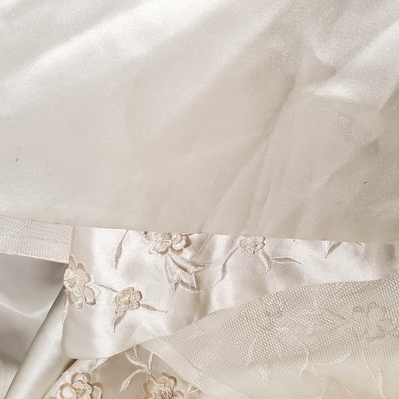 Vintage Off the shoulders Spanish Style Wedding dress - Picture 5 of 17